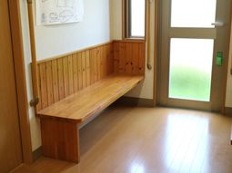 廊下に木製のベンチ
