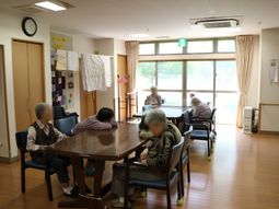 共有スペースで過ごす人々