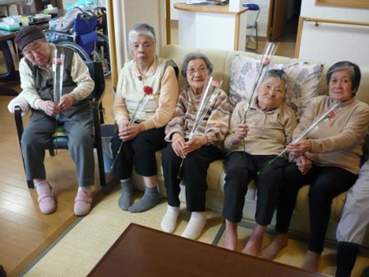 笑顔のお年寄り和室集合