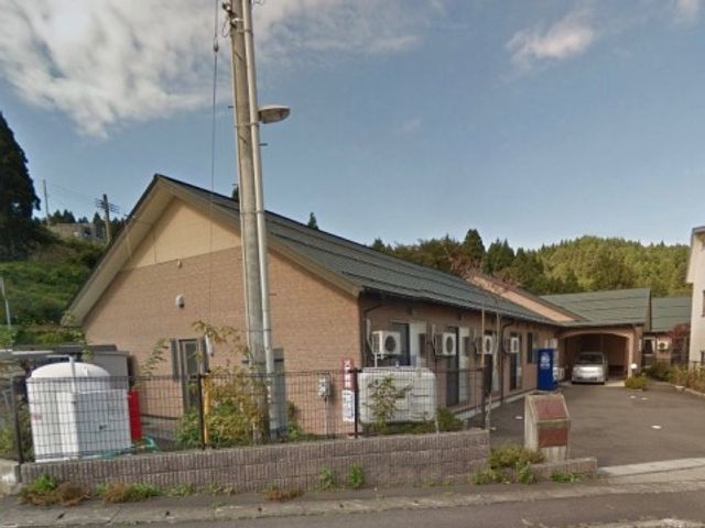 外観の建物と緑