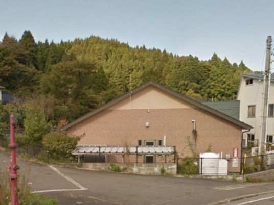 森に囲まれた建物外観