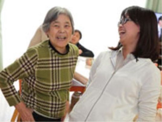 笑顔交わす高齢者と職員