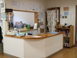 受付のカウンターと掲示物