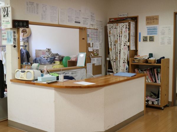 受付のカウンターと掲示物