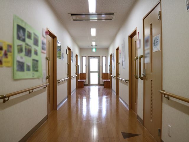 明るい廊下と掲示物