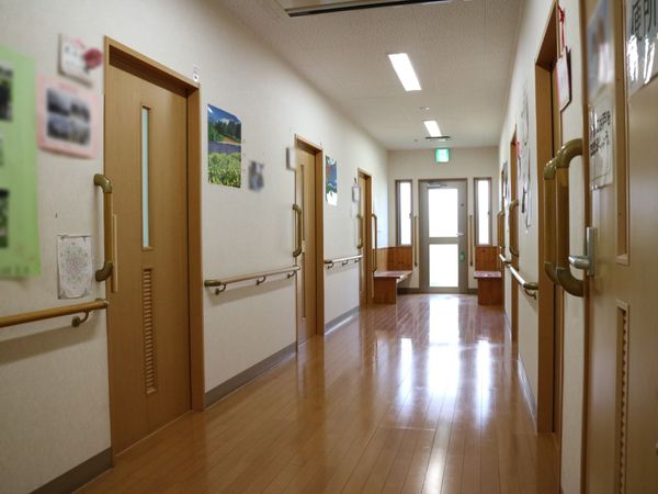 廊下の明るい風景