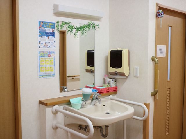 手すり付き洗面所