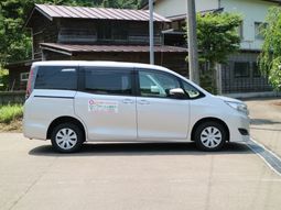 白色の便利な送迎車