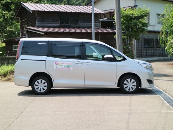 白色の便利な送迎車
