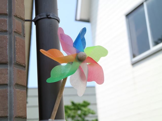 カラフルな風車と外壁