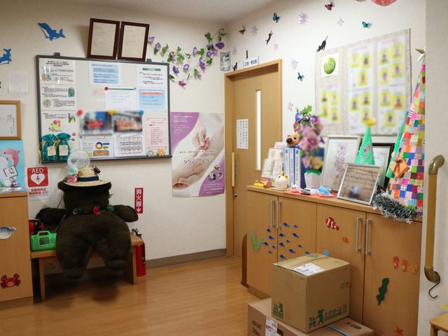 掲示物が飾られたロビー