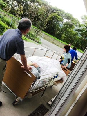 運ばれる様子の通路