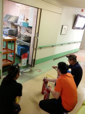 消防訓練中の廊下