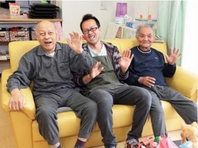 笑顔の利用者と職員