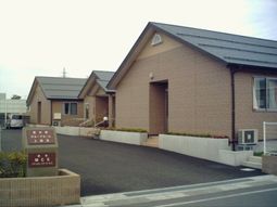 茶色い壁の建物と看板