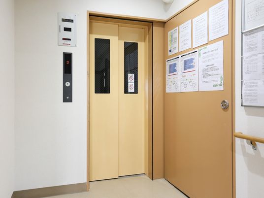 清潔な廊下のエレベーター