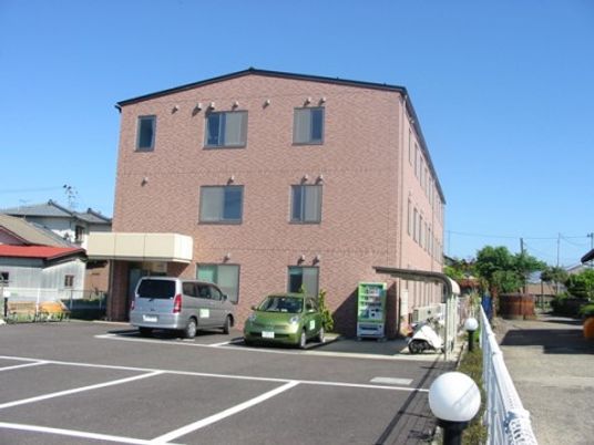 ピンク色の建物外観