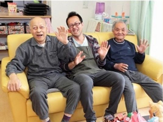 笑顔の利用者と職員ラウンジ