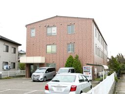 ピンクの建物外観