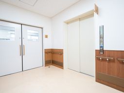 明るい廊下とエレベーター