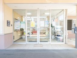 きれいなエントランスの外観