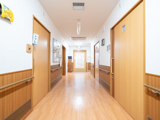 明るく清潔な廊下