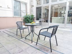 テーブルと椅子のあるテラス