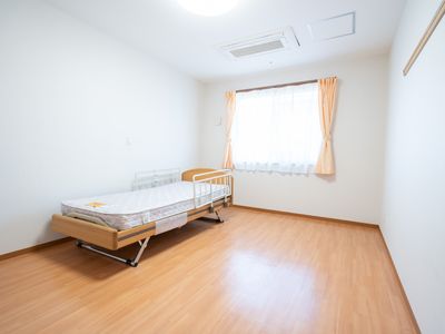 明るい広々とした居室