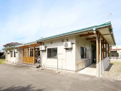 屋外にある建物エントランス