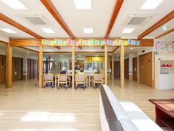 多目的スペースの明るい室内