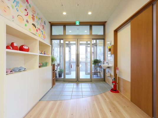入り口付近の明るい通路