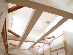 木目調と白の居室天井