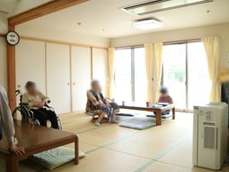 和室でくつろぐ人々