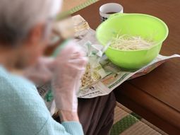 お料理する高齢者の姿