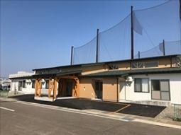 明るい日差しの外観