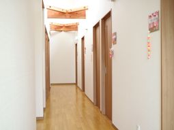 廊下の明るいイメージ