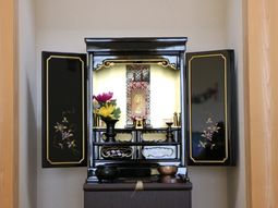 伝統的な仏壇と花