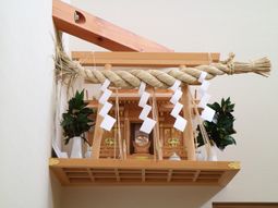 神棚としめ縄の和室