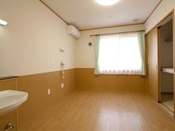 明るい個室の居室