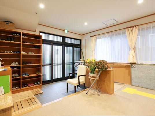 明るいエントランスの風景