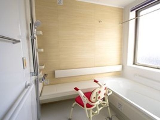 清潔な浴室とシャワーチェア