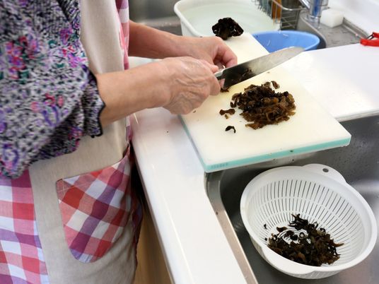 料理をする手元