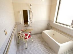 明るい浴室の一角