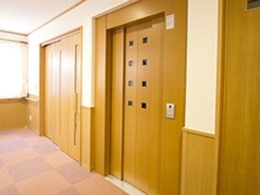 清潔な木目調エレベーター