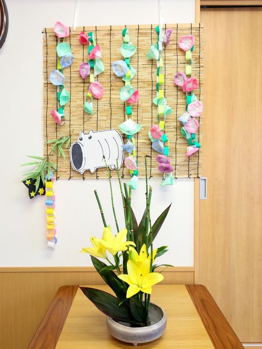 お祭り飾りと鉢植え