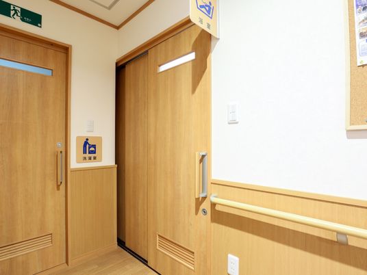 廊下の手すりと扉