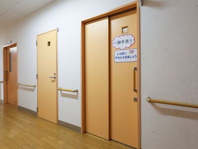 廊下の手すり付き扉