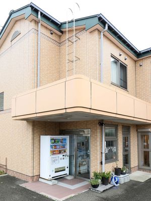明るい施設の外観