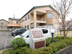 広々とした敷地の建物外観