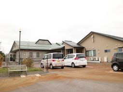 広々とした駐車場と建物